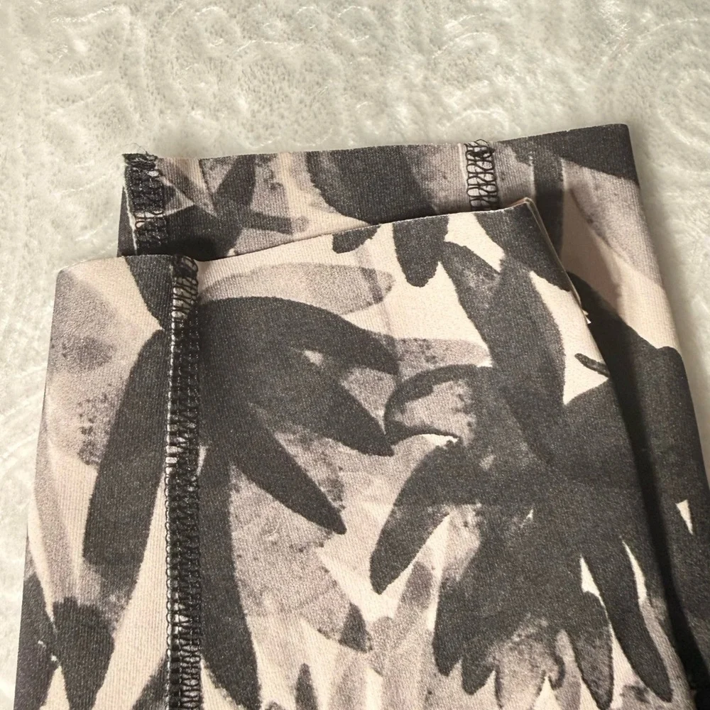 Lou & Grey FORM Printed Leggings XS Black White - Picture 8 of 8